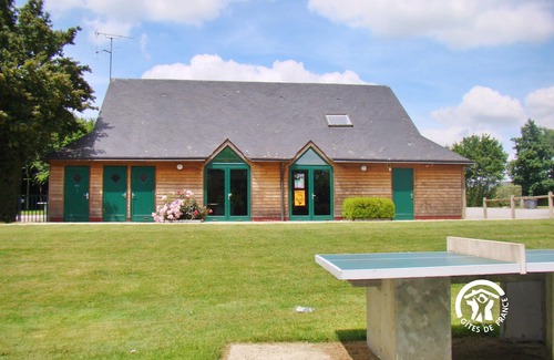 Villiers-Charlemagne Cottage | Cozy Fishing Chalet for 5-7 with Private Dock, Terrace, and Play Area