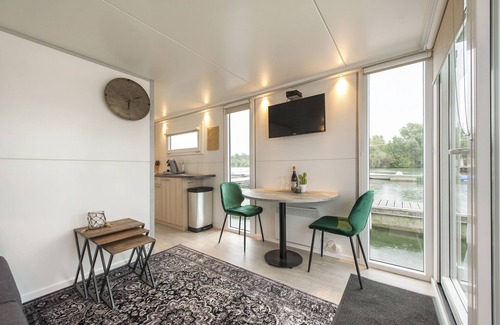 Heugum Boat Rental | Cozy floating Boatlodge "Mallorca", Max. 4 pers, 2 bedrooms.