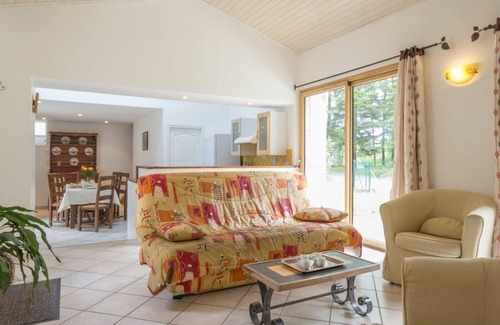 Vertou Cottage | Cozy Forest Retreat near Nantes: Private Garden, Family-Friendly & Fully Equipped