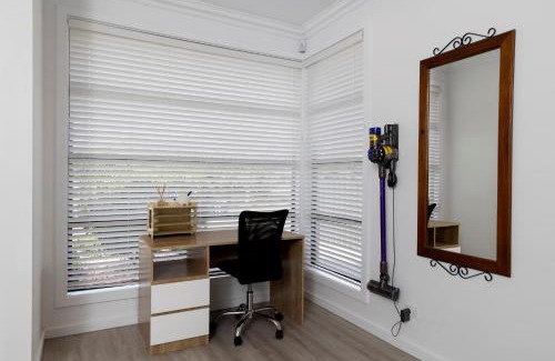 Christies Beach House | Cozy Getaway, King Bed with TV, NBN, Netflix, Nespresso