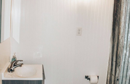 Tebbetts Cabin | Cozy Grain Bin Lodge in Quaint Loose Creek, MO with WiFi, AC