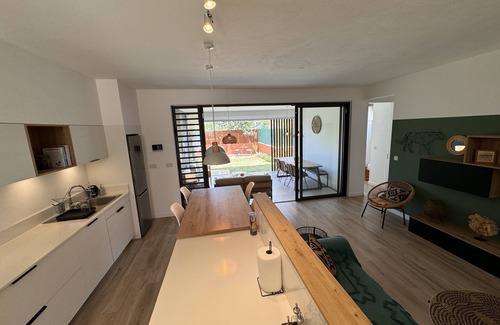 Albion Apartment | Cozy Grin: Club Med beach access, private garden, modern comfort.