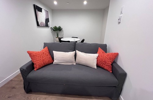 Tuscany House | Cozy guest suite, walking trails, mins from Canada Olympic Park & Banff