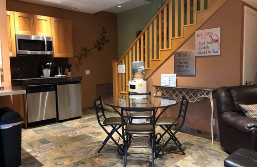 Newhall House | Cozy Guesthouse w pool and heated jacuzzi - Santa Clarita