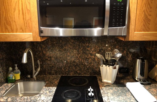 Newhall House | Cozy Guesthouse w pool and heated jacuzzi - Santa Clarita