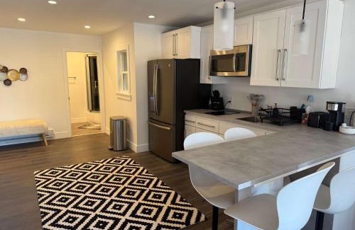 Parkside House | Cozy Guesthouse with Modern Appliances & Private Patio