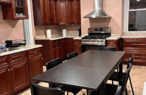 Orange House | Cozy Home 40 mins from NYC Newark Airport 25minn