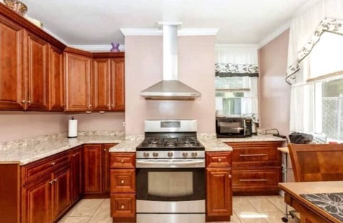 Orange House | Cozy Home 40 mins from NYC Newark Airport 25minn