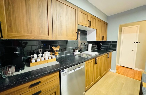 Southwest Calgary House | Cozy Home - 8 mins to Downtown!