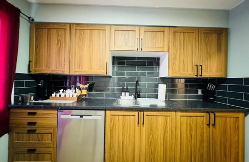 Southwest Calgary House | Cozy Home - 8 mins to Downtown!