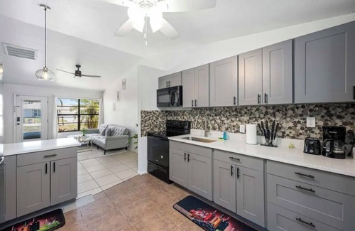 San Carlos Park House | Cozy Home-Centrally located-pet friendly 10min from airport & 2min from FGCU