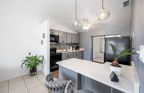 San Carlos Park House | Cozy Home-Centrally located-pet friendly 10min from airport & 2min from FGCU