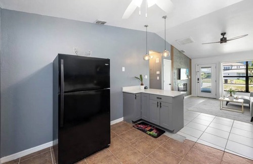 San Carlos Park House | Cozy Home-Centrally located-pet friendly 10min from airport & 2min from FGCU