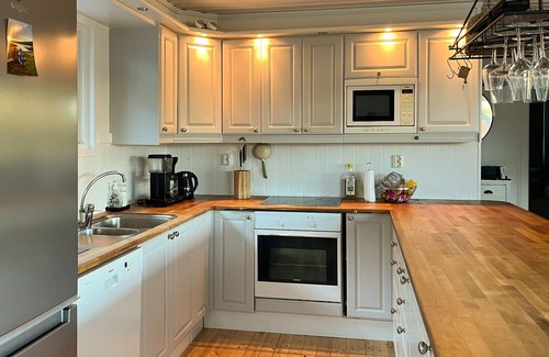 Ellos House | Cozy home in Bjönni with sauna