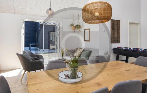 Bønnerup Strand House | Cozy Home In Glesborg With Wifi