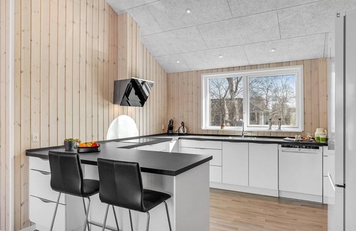 Grena Strand House | Cozy home in Grenaa with kitchen