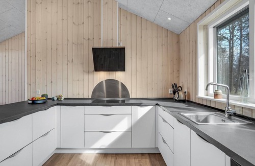 Grena Strand House | Cozy home in Grenaa with kitchen