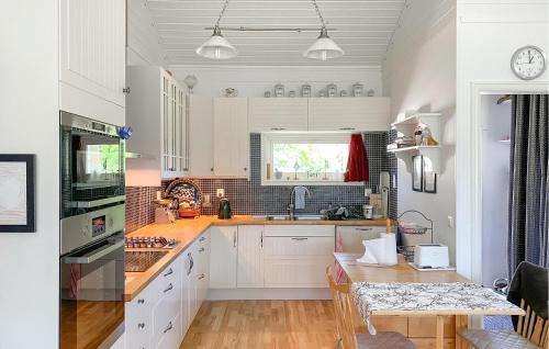 Hagaby House | Cozy Home In Löttorp With Wifi