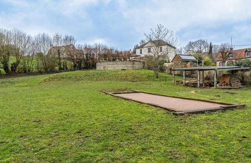 Le Vaumain House | Cozy home in Le Vaumain with kitchen