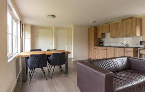 Wagenborgen House | Cozy Home In Wagenborgen With Wifi