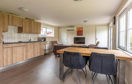 Wagenborgen House | Cozy Home In Wagenborgen With Wifi