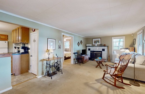 Castleton House | Cozy home with lake front property, views, bbq, dock, kayak, wifi, TV, w/d