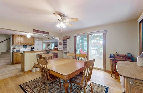 Castleton House | Cozy home with lake front property, views, bbq, dock, kayak, wifi, TV, w/d