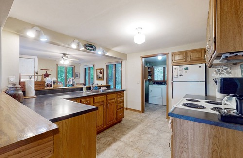 Castleton House | Cozy home with lake front property, views, bbq, dock, kayak, wifi, TV, w/d