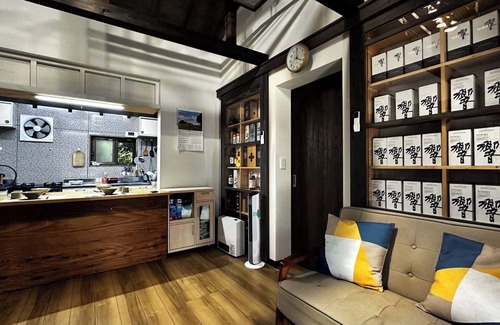 Ichihara House | Cozy Home with Whiskey Decor Free WiFi Netflix/Ichihara City Chiba