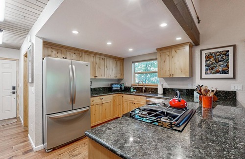 Twain Harte Cabin | Cozy home with wood burning fireplace, spacious deck, and BBQ