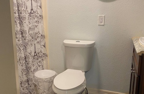 Iowa Colony House | Cozy house in welcoming Rosharon with WiFi, AC