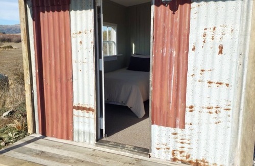 Cambrians Cabin | Cozy hut style accommodation a short stroll from the river.