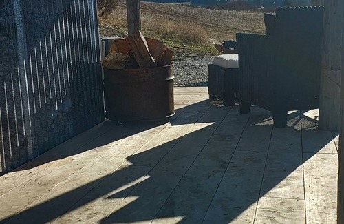 Cambrians Cabin | Cozy hut style accommodation a short stroll from the river.