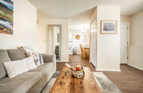 Rockrimmon Condo | ❤Cozy in the Springs! 2 BR, Kitchen. 5 Guests!❤