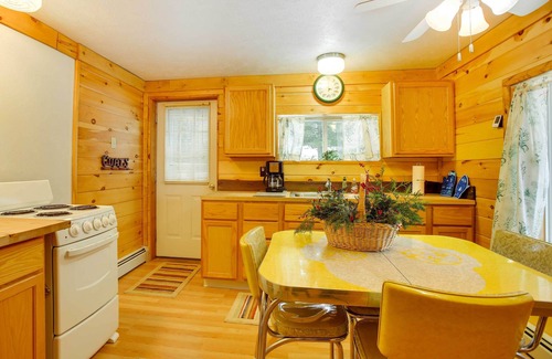 Interlochen Cabin | Cozy Interlochen Cabin w/Dock: 1 Mi to Green Lake