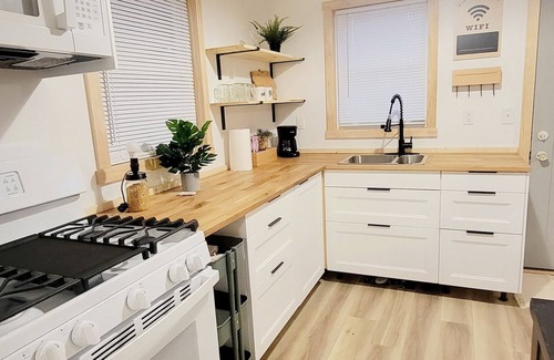 Des Moines House | Cozy Iowa Fairgrounds Bungalow. Vintage Camper. Game Shed. Large Fenced Yard!