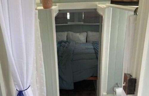 Kealakekua Bed & Breakfast | Cozy jungle boat hideaway with stunning ocean view TA-154-746-2656-01