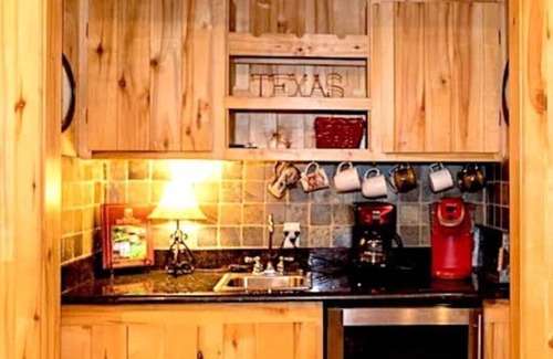 Alba House | Cozy Lake Fork Cabin~private boat ramp, open-air dock & lift, fire pit