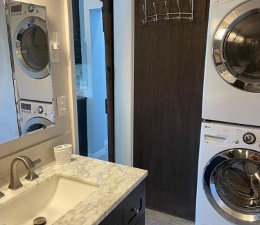 Clermont House | Cozy Lake Front Cottage