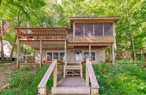 Almelund House | Cozy Lake House with Fireplace, Views, Close to Skiing!