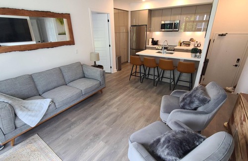 Innisfil Condo | Cozy Lake Simcoe 2 bedroom condo with a garden walkout to the boardwalk/Pier.