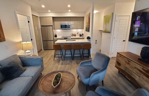 Innisfil Condo | Cozy Lake Simcoe 2 bedroom condo with a garden walkout to the boardwalk/Pier.