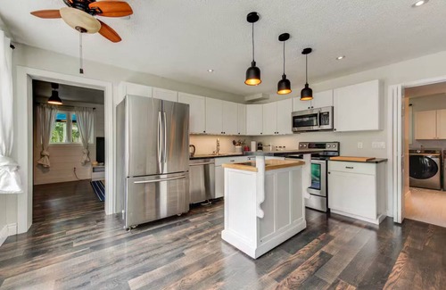 Georgina Cottage | Cozy lake Simcoe cottage, pass to lake provided.