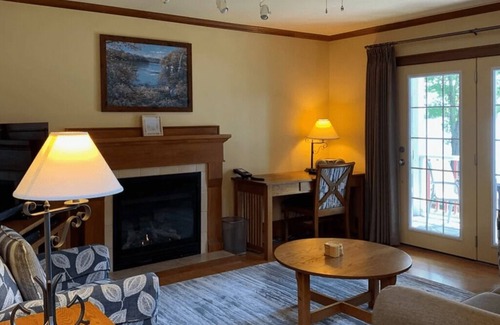 Port Stanton Cottage | Cozy Lakefront Cottage for the Ultimate Getaway