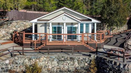 Wollaston House | Cozy Lakefront Cottage