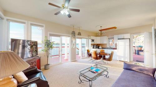 Wollaston House | Cozy Lakefront Cottage