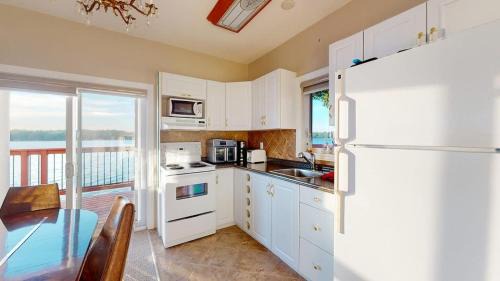 Wollaston House | Cozy Lakefront Cottage