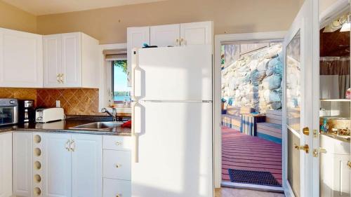 Wollaston House | Cozy Lakefront Cottage