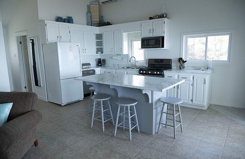 Dashwood House | Cozy Lakefront Cottage - Private Beach