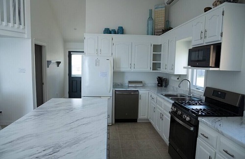 Dashwood House | Cozy Lakefront Cottage - Private Beach